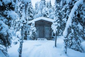 Cabane sous la neige en Finlande