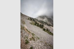 Le sentier traverse des éboulis mais aucune difficulté