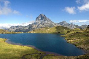 Pic du Midi d'Ossau et lac Gentau