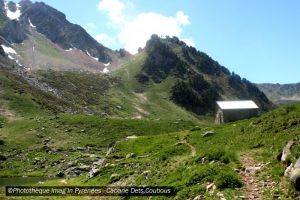 Cabane Dets Coubous devant le lac