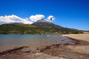 Lac de Serre-Ponon et un kite-surf