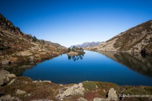 Au bord du lac de Bastampe en face de son îlot