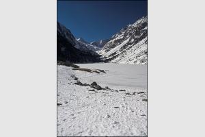 Lac de Gaube avec la neige