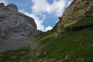 Sentier qui monte  la Hourquette d'Alans