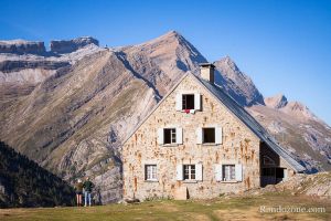 Refuge des Espuguettes face au cirque de Gavarnie