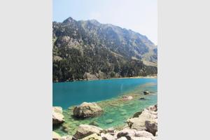 Belle couleur de l'eau au lac de Gaube