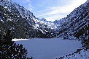 Lac de Gaube recouvert par la neige en 2010