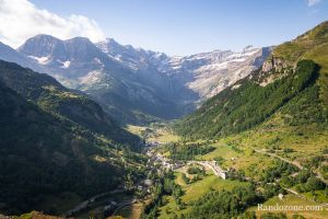 Gavarnie depuis le sentier des Gypates