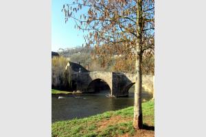Balade  Layoule sous Rodez, pont de pierre et croix