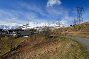 La route qui monte au pont de Saugu