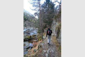 Randonne sur le chemin des cascades le long du gave du Marcadau