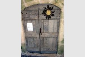 Cardabelle sur une porte du village de La Couvertoirade, Larzac