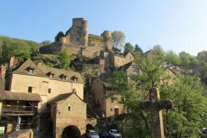 Belcastel, randonne dans un des plus beaux villages de France