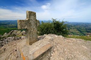 Croix au sommet du Mondarrain