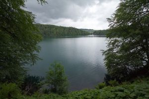 Boucle dans le lac volcanique Pavin Miniature