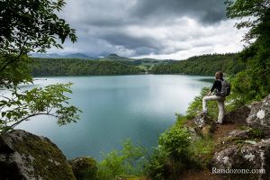 Tour du lac Pavin en Auvergne: randonnée pédestre Miniature