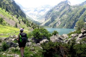 Randonneur devant le lac du Lauvitel