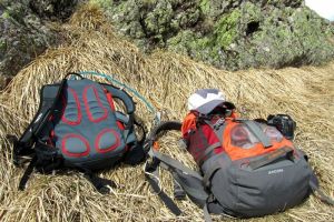 Sacs de randonn�e se reposants sur le plateau de Saugu�