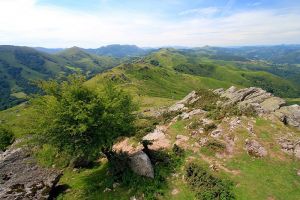 Au sommet du Mondarrain dans le Pays-Basque