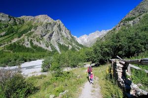 Dpart de la randonne pour monter au refuge des Bans