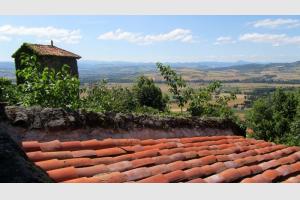 Usson et sa vue sur le Puy de Dme