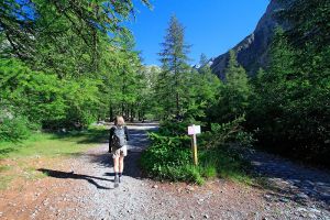 Dpart de la randonne pour le refuge du Glacier Blanc