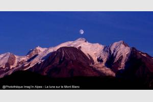La lune sur le Mont Blanc