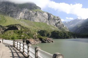 Lac des Gloriettes dans les Pyrénées depuis le barrage du même nom