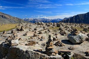 Plateau de cairns dans les Alpes