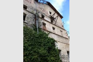 Btiment  l'entre de Cahors le long du Lot