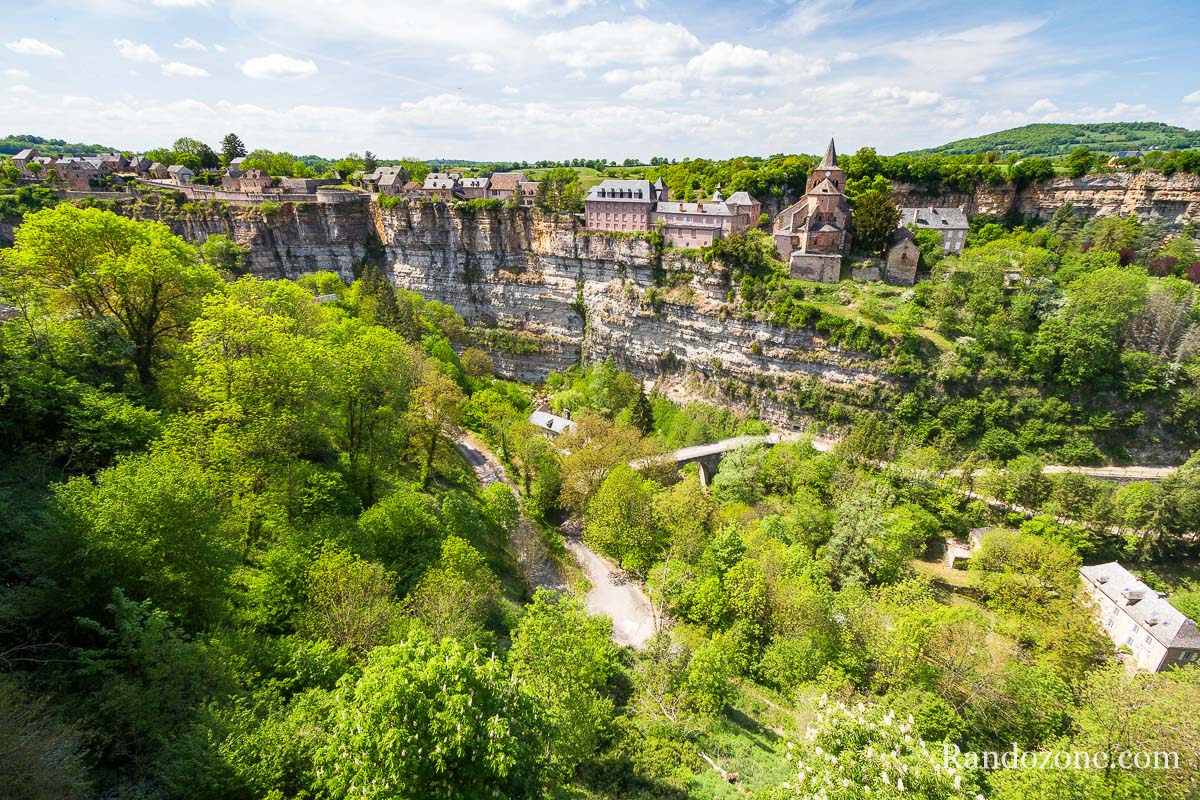 Point de vue sur le trou de Bozouls et son village