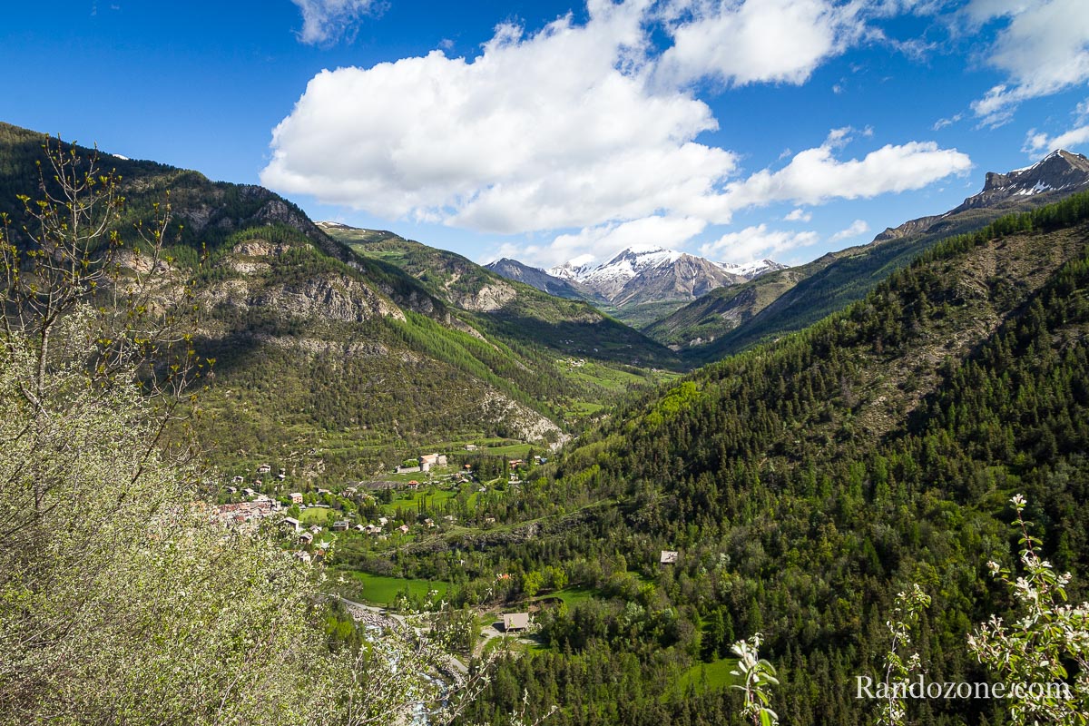 Dbut de la randonne au dessus de Colmars Les Alpes