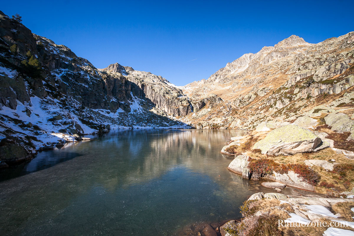 Lac dans les Hautes-Pyrnes