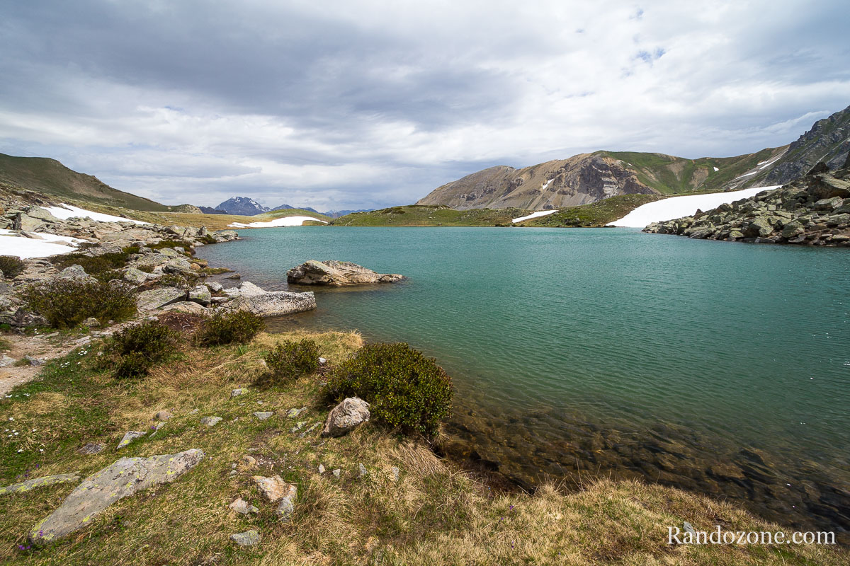 Grand lac de l'Oule dans les Alpes