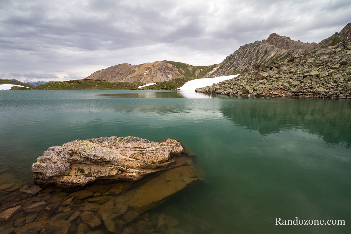 Grand lac de l'Oule dans les Alpes