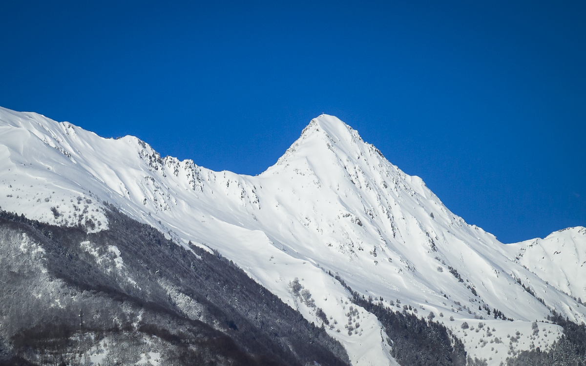 Pic de Viscos sous la neige fraichement tombée