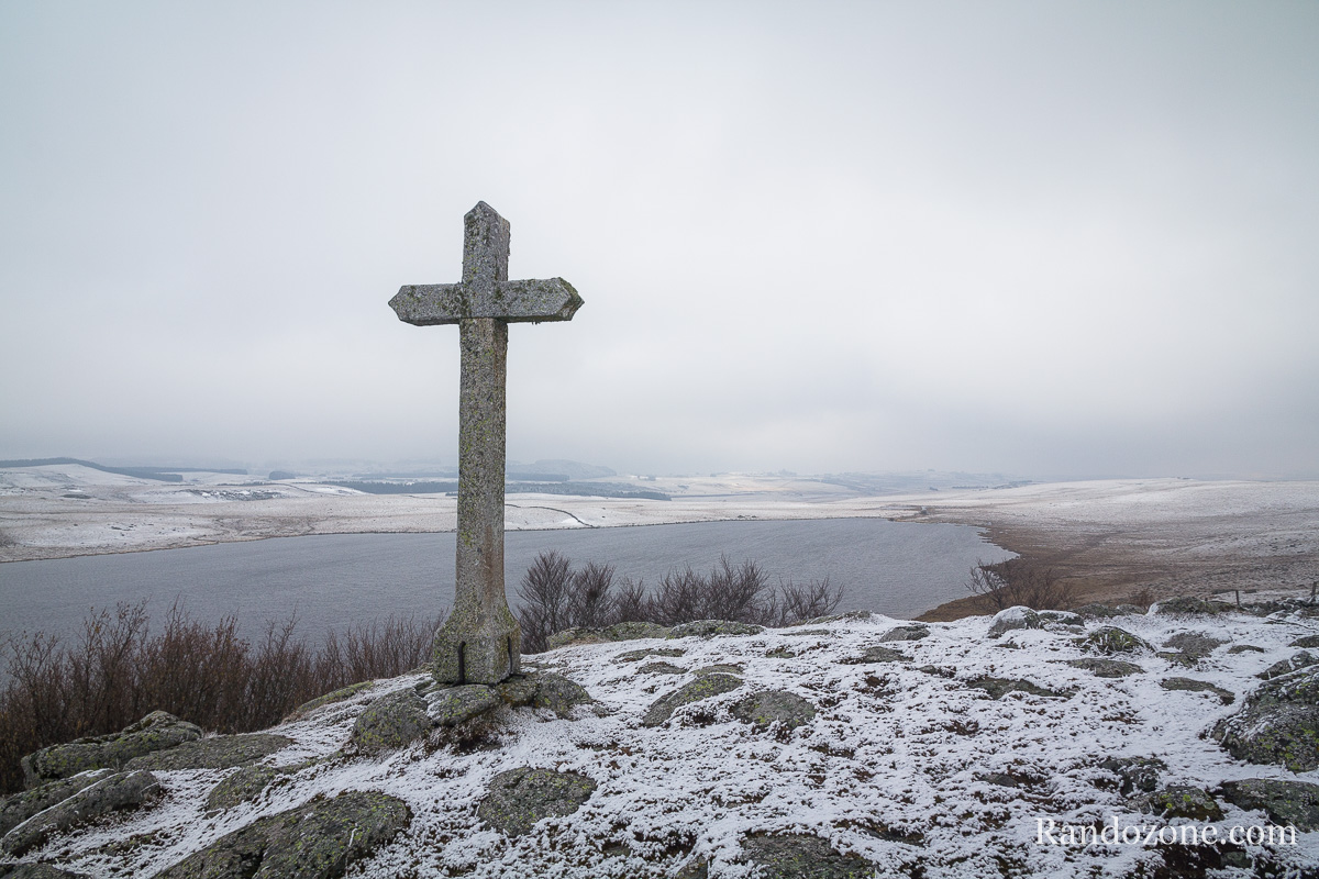 Lac de Saint Andol avec un peu de neige