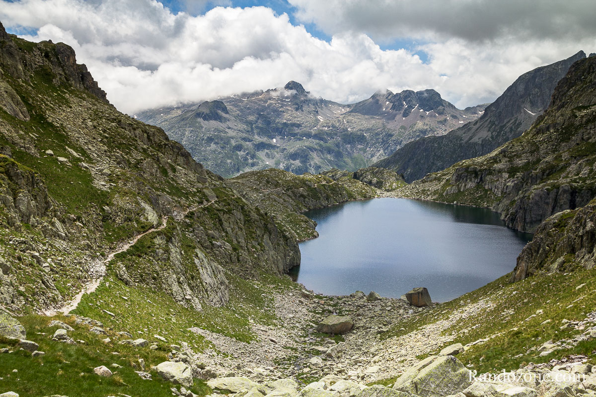 Sentier au dessus du lac Nre