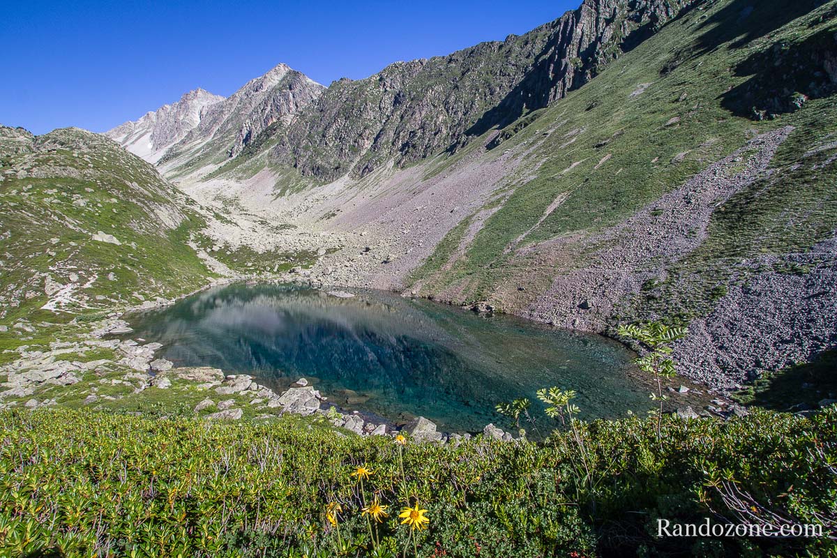 Lac d'Antarrouyes au dessus de la cabane de Cestrède