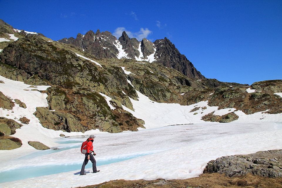 Marche sur la neige au lac des Chserys
