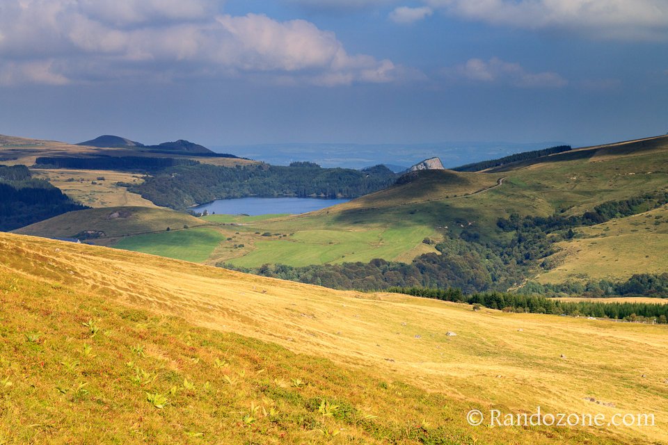 Lac de Gury en montant au Puy de la Tache