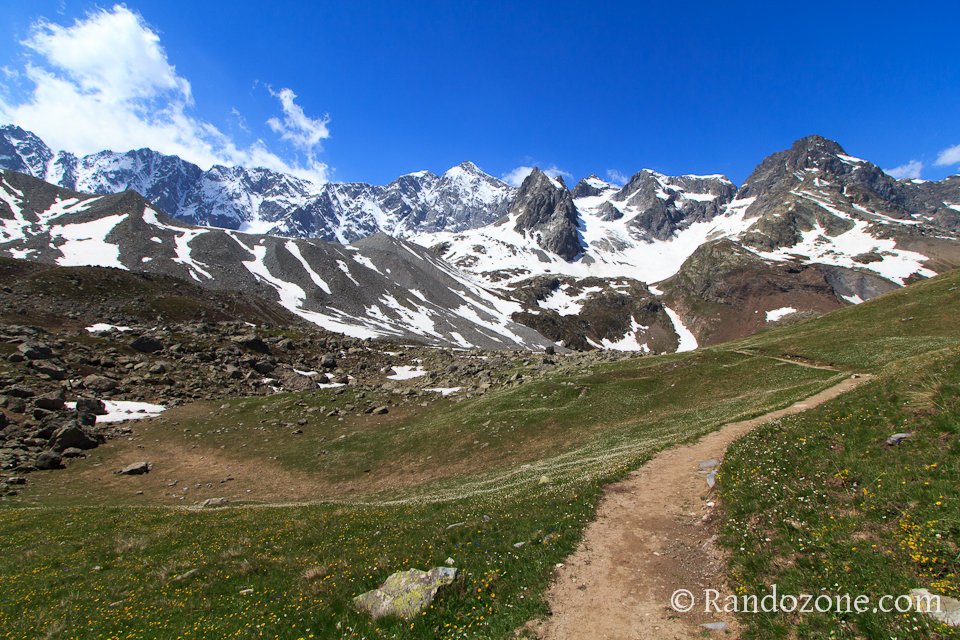 Le sentier monte vers le col d'Arsine