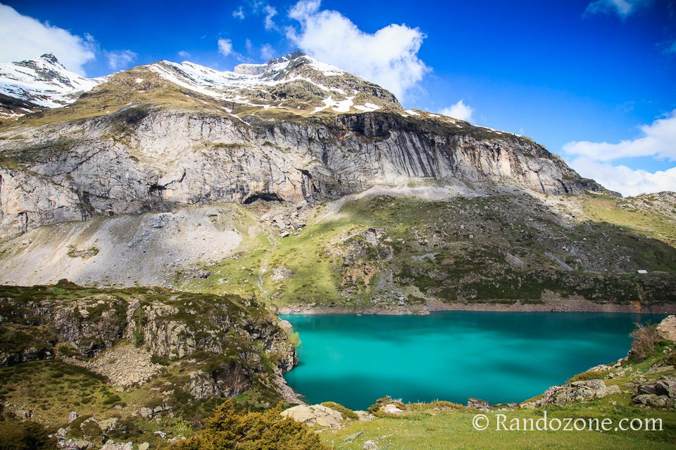 La couleur de l'eau du lac des Gloriettes est parfois impressionnante