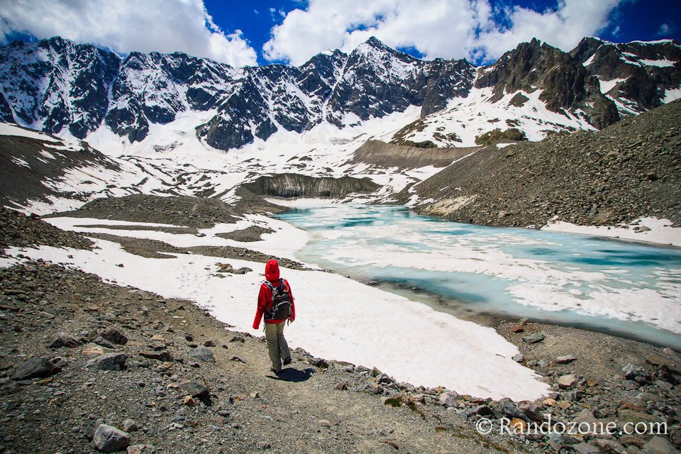 On descend vers le lac et son glacier