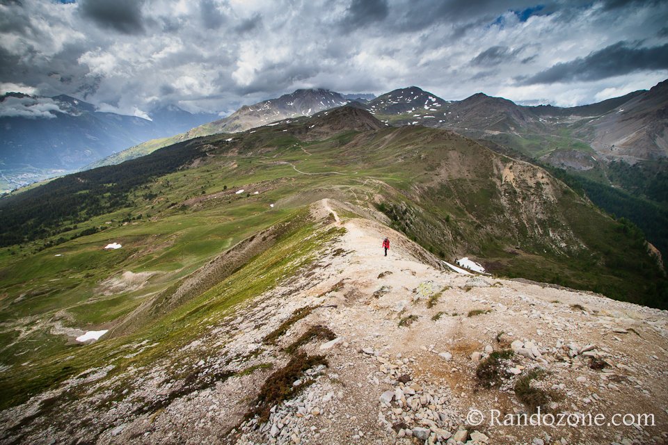La monte est difficile depuis le col de Barteaux