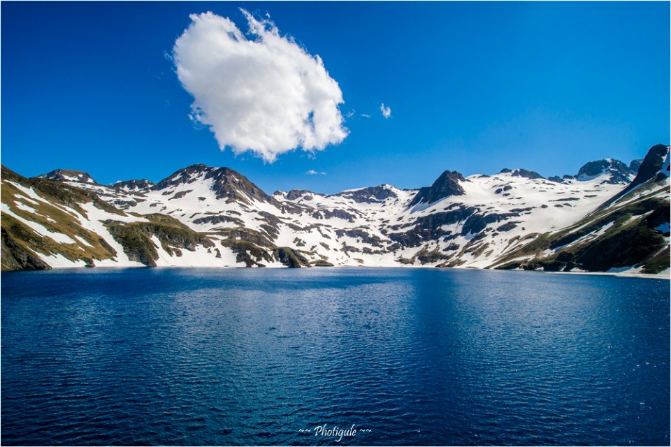 Le Lac Bleu et son nuage blanc