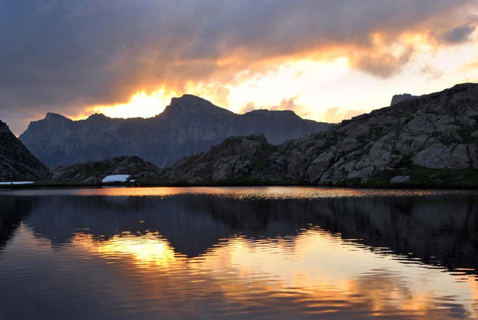Reflets dors dans le lac Morgon 