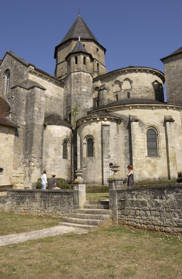 Le chevet de l'glise fortifie de St Robert