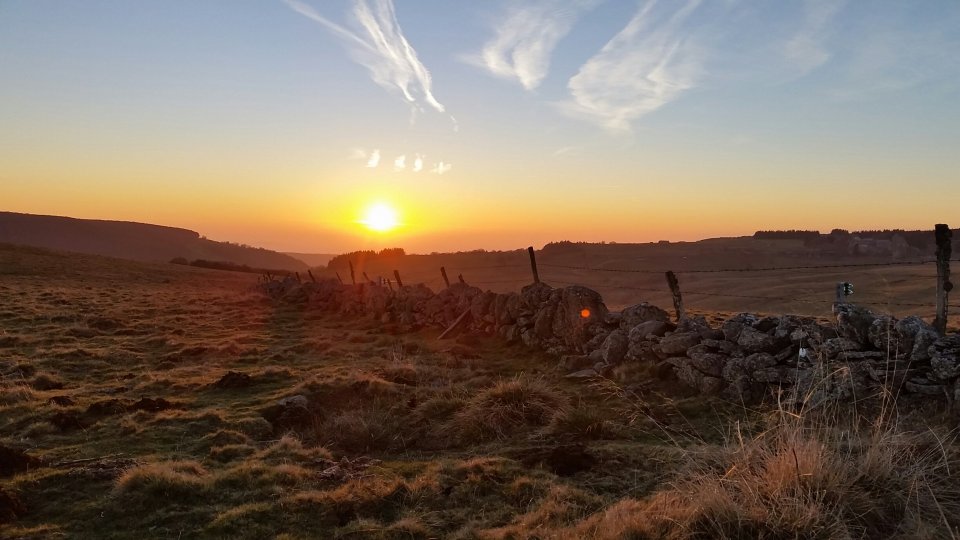 Soleil couchant sur le village d'Aubrac