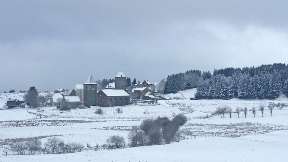 La Dmerie et le village enneigs
